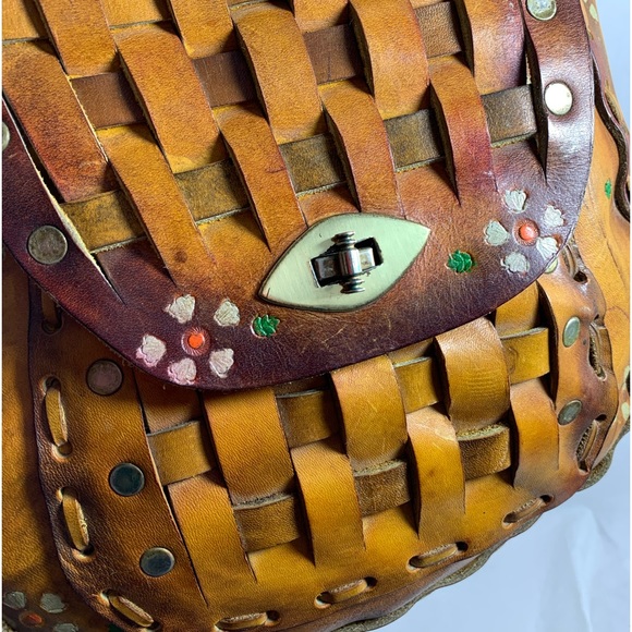 Vintage tan brown leather hand tooled semi structured shoulder bag with flowers - Picture 3 of 15